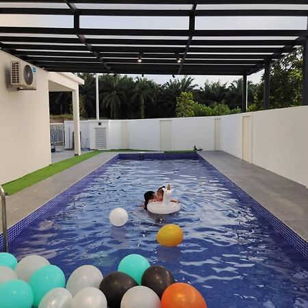 Desaru Homestay-Eva Villa Pool Homestay By Yolo Resort Bandar Penawar Bagian luar foto